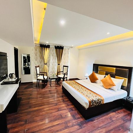 Hotel Aura Ip Grand Karkardooma Metro Station New Delhi Couple Friendly Esterno foto