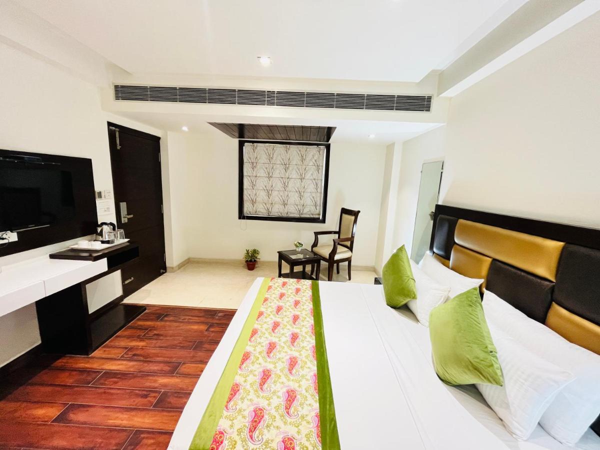 Hotel Aura Ip Grand Karkardooma Metro Station New Delhi Couple Friendly Esterno foto