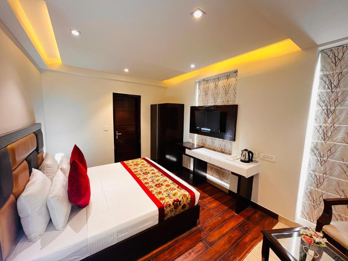 Hotel Aura Ip Grand Karkardooma Metro Station New Delhi Couple Friendly Esterno foto