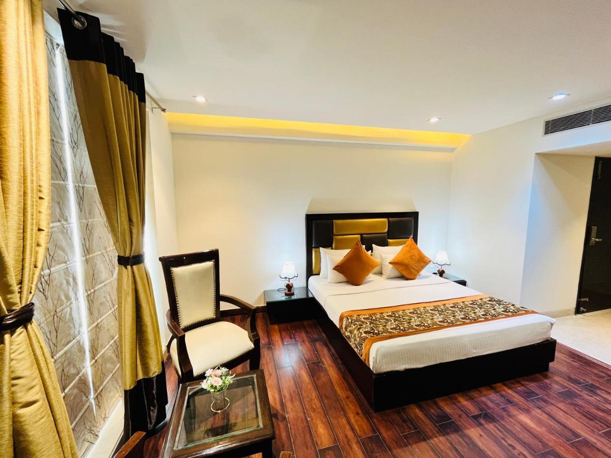 Hotel Aura Ip Grand Karkardooma Metro Station New Delhi Couple Friendly Esterno foto