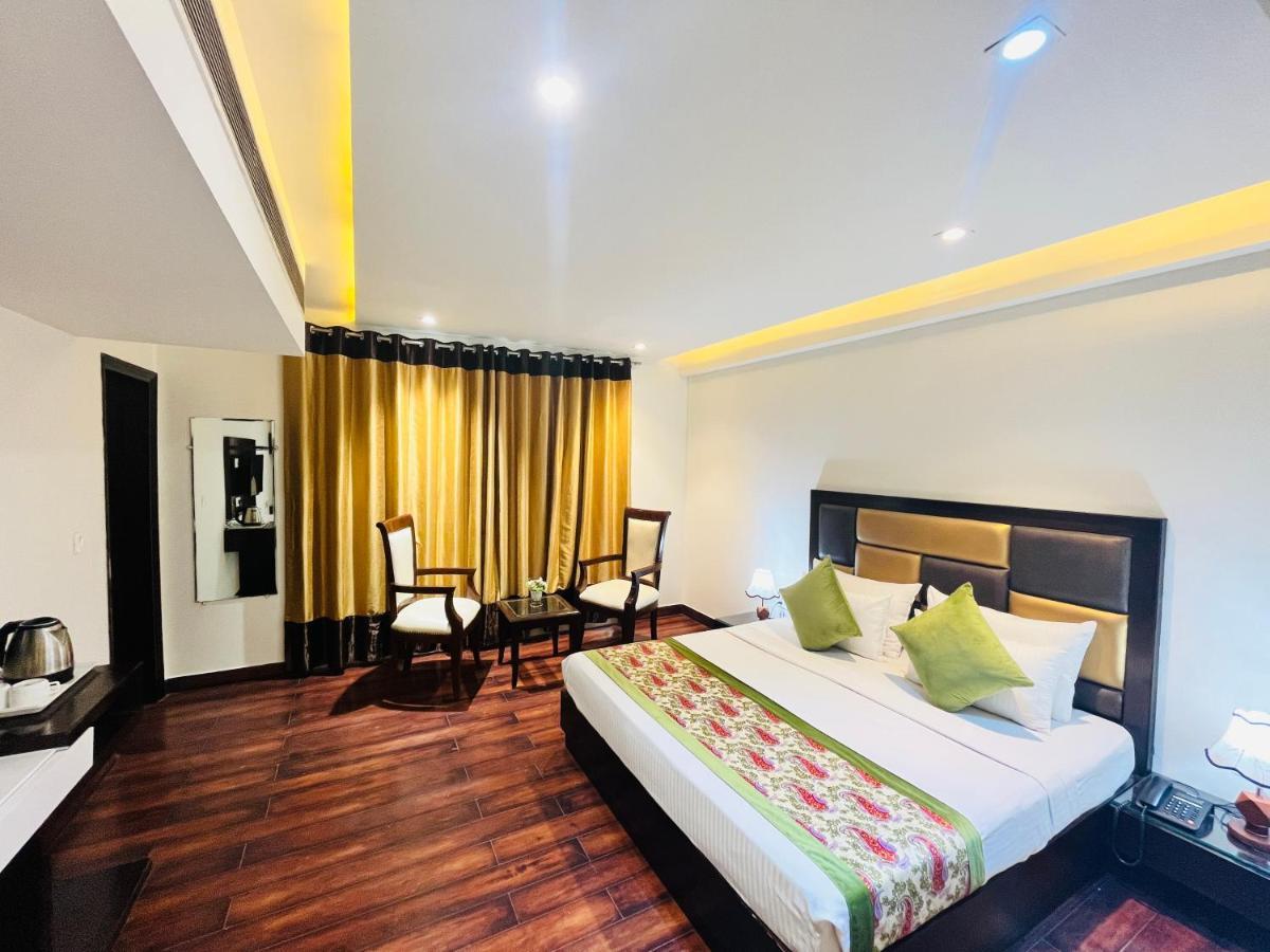 Hotel Aura Ip Grand Karkardooma Metro Station New Delhi Couple Friendly Esterno foto