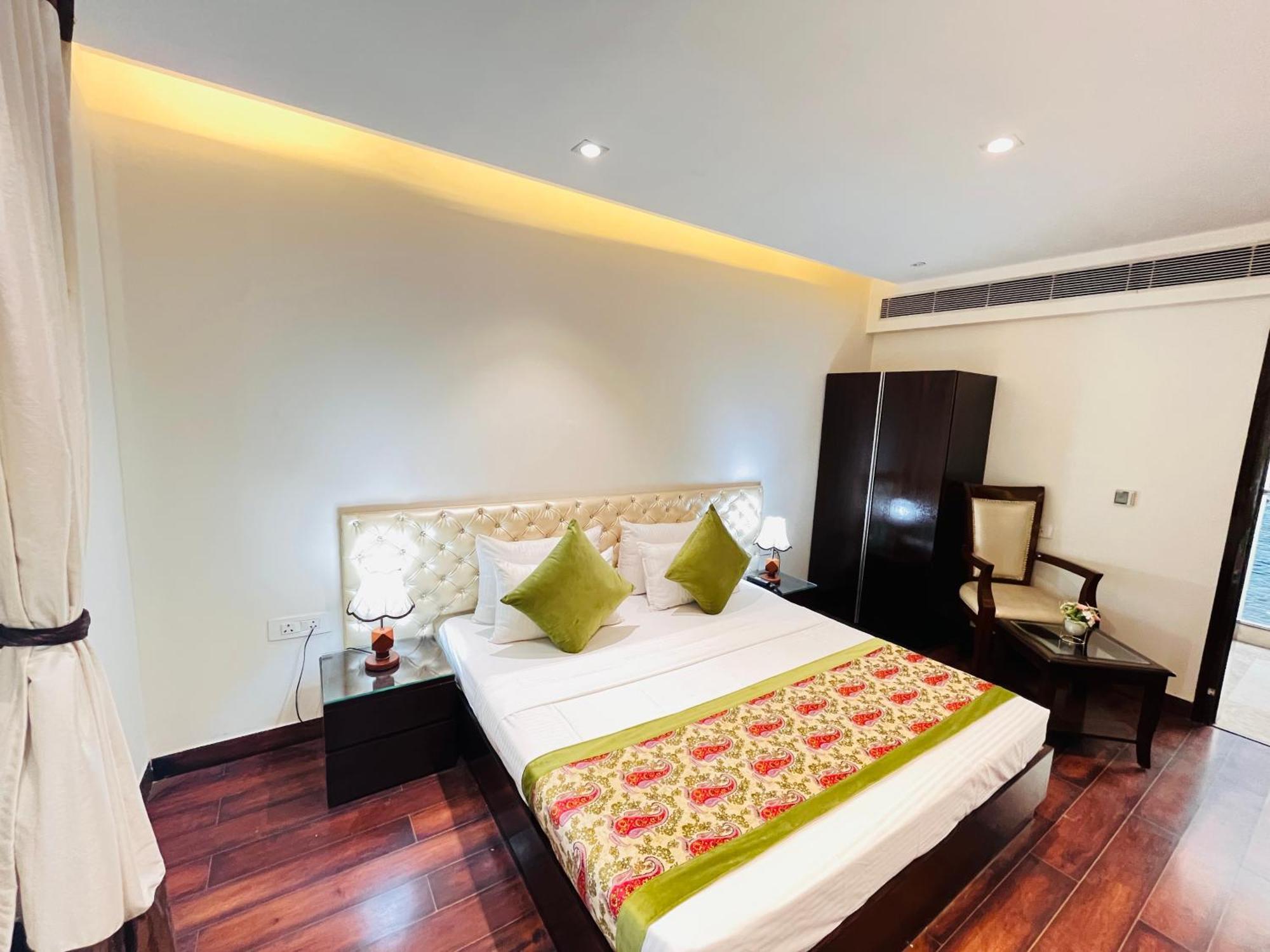 Hotel Aura Ip Grand Karkardooma Metro Station New Delhi Couple Friendly Esterno foto