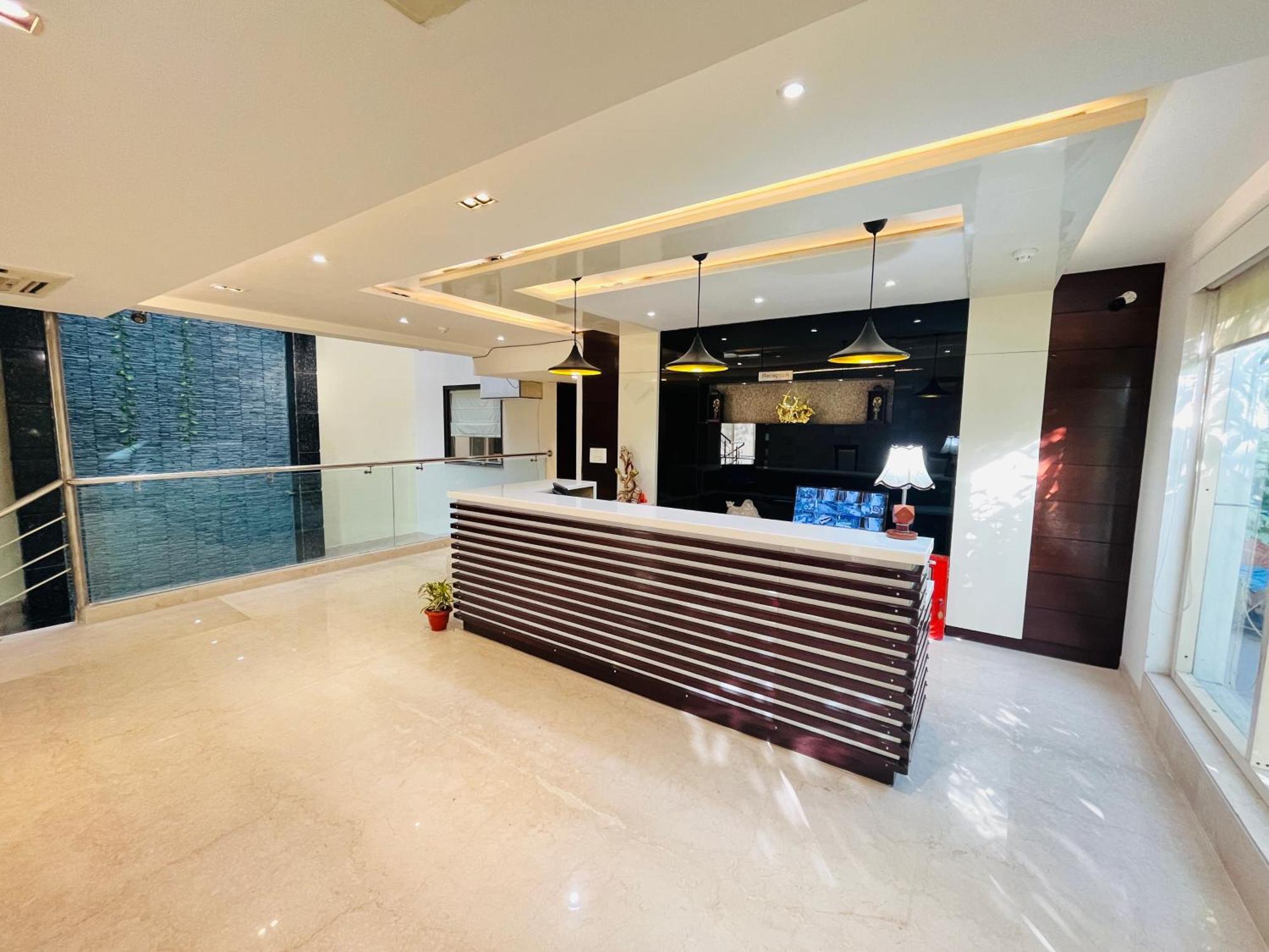 Hotel Aura Ip Grand Karkardooma Metro Station New Delhi Couple Friendly Esterno foto