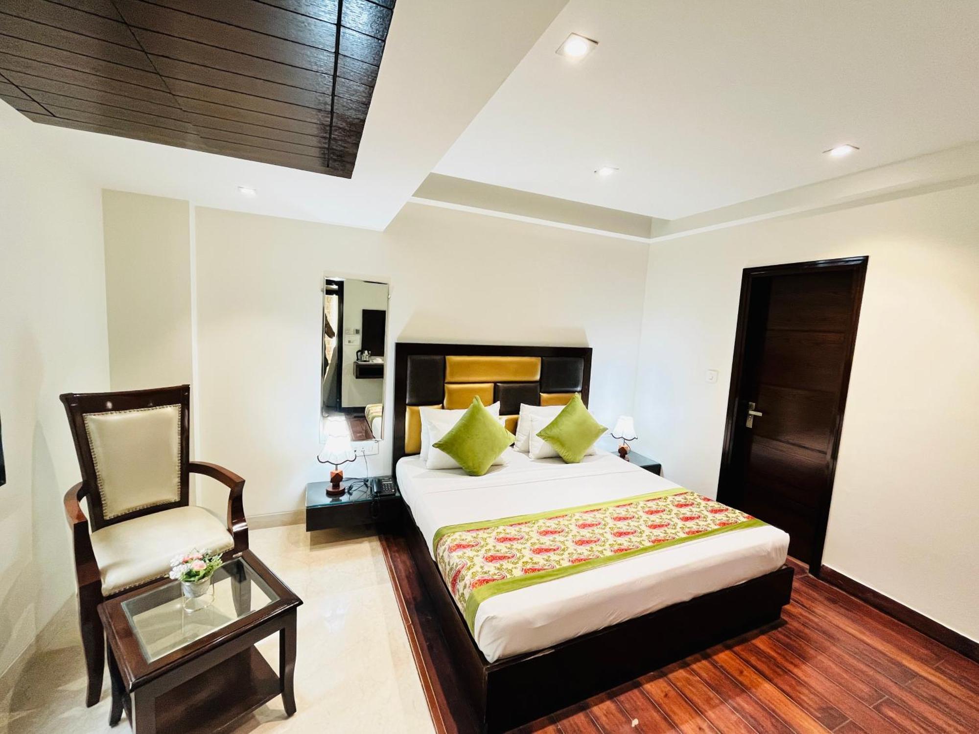 Hotel Aura Ip Grand Karkardooma Metro Station New Delhi Couple Friendly Esterno foto
