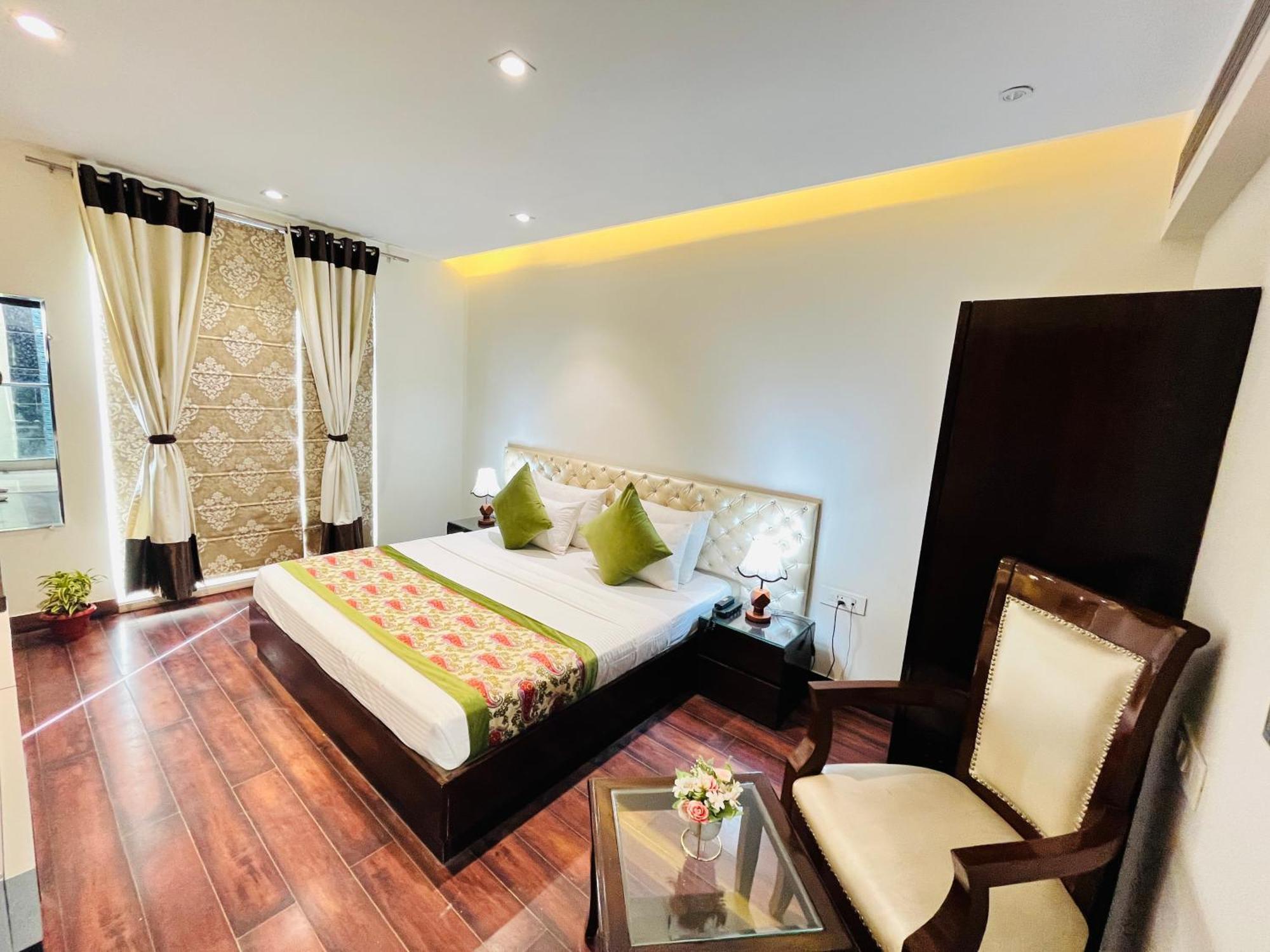Hotel Aura Ip Grand Karkardooma Metro Station New Delhi Couple Friendly Esterno foto