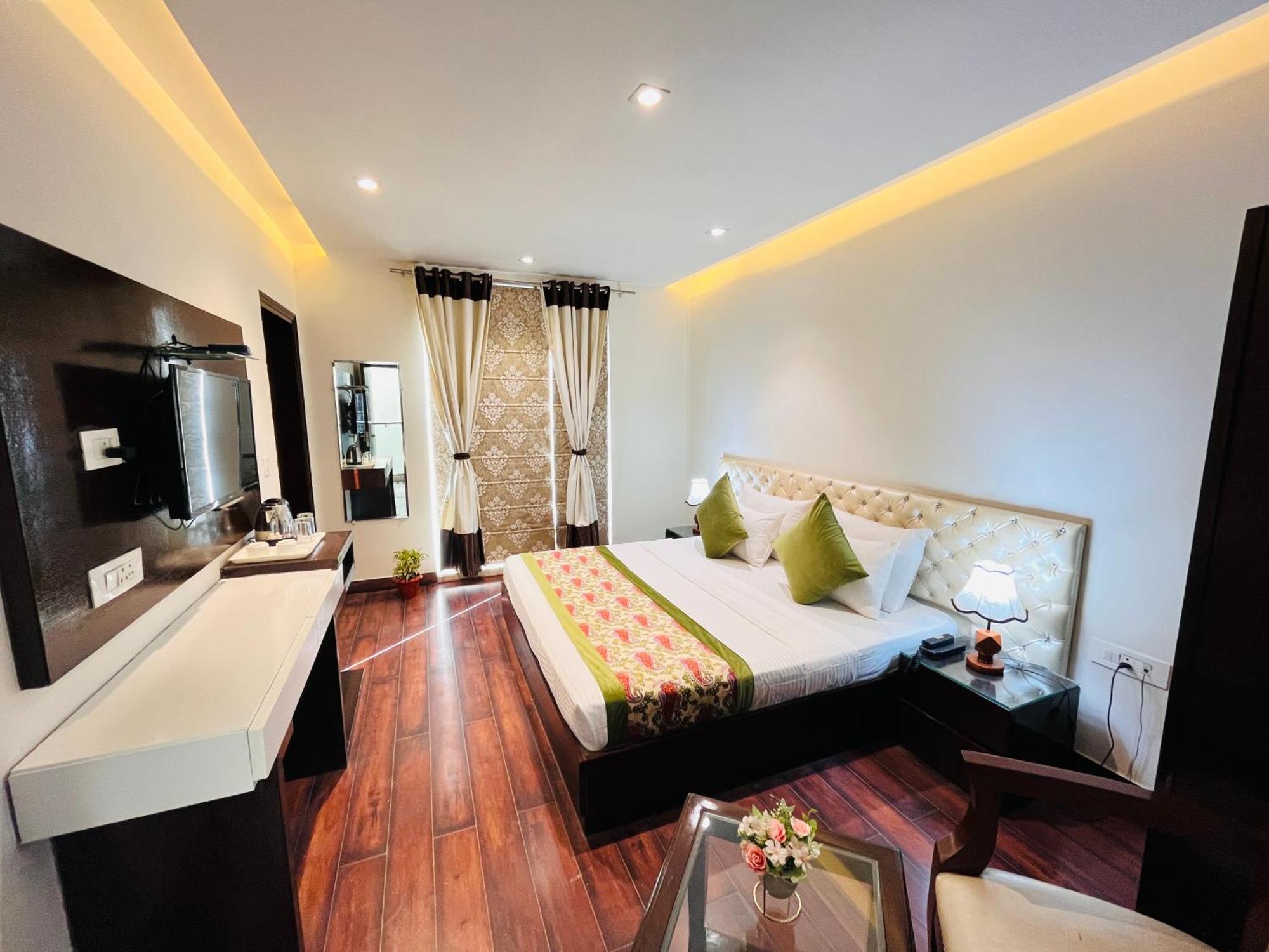 Hotel Aura Ip Grand Karkardooma Metro Station New Delhi Couple Friendly Esterno foto