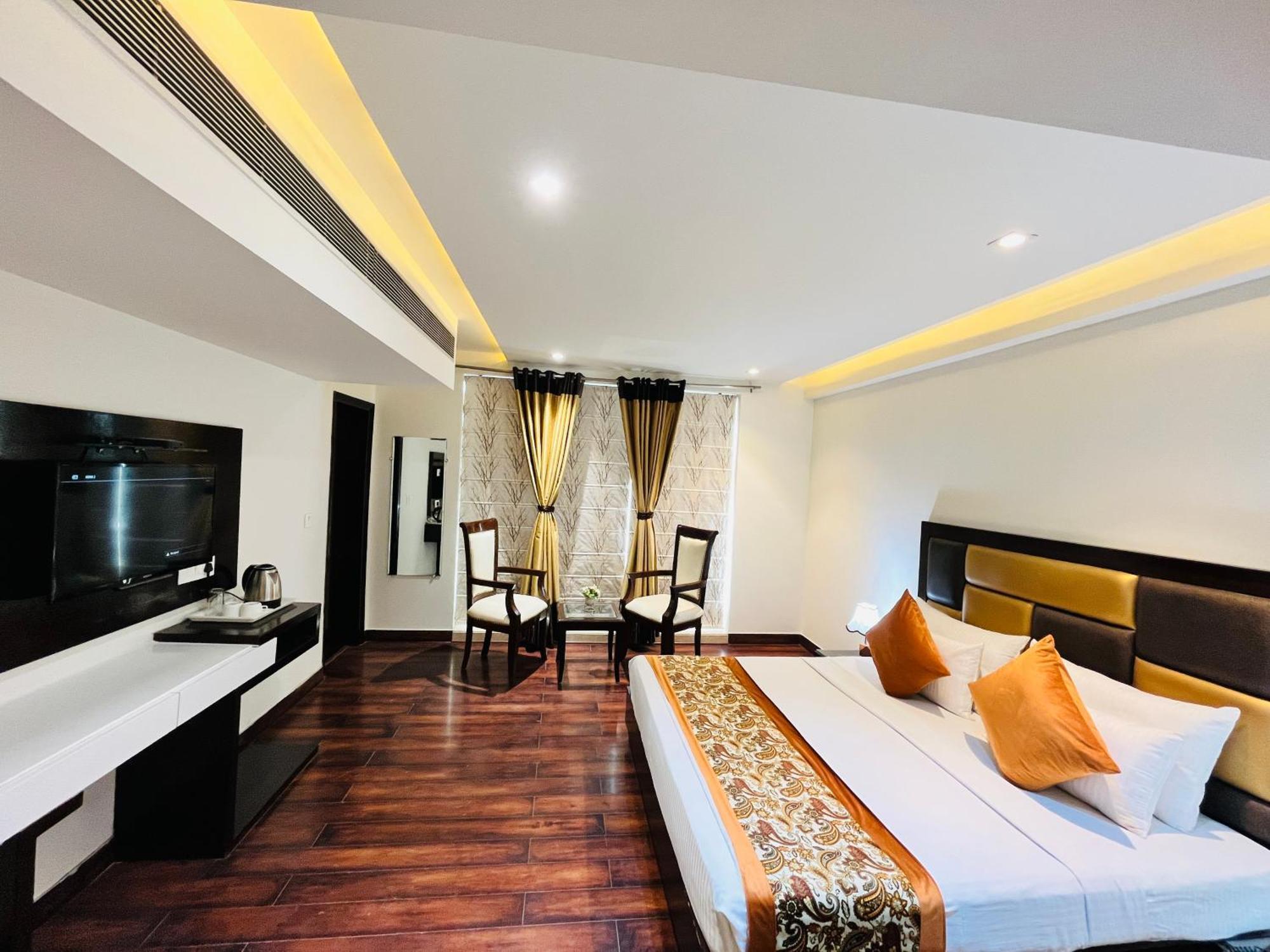 Hotel Aura Ip Grand Karkardooma Metro Station New Delhi Couple Friendly Esterno foto