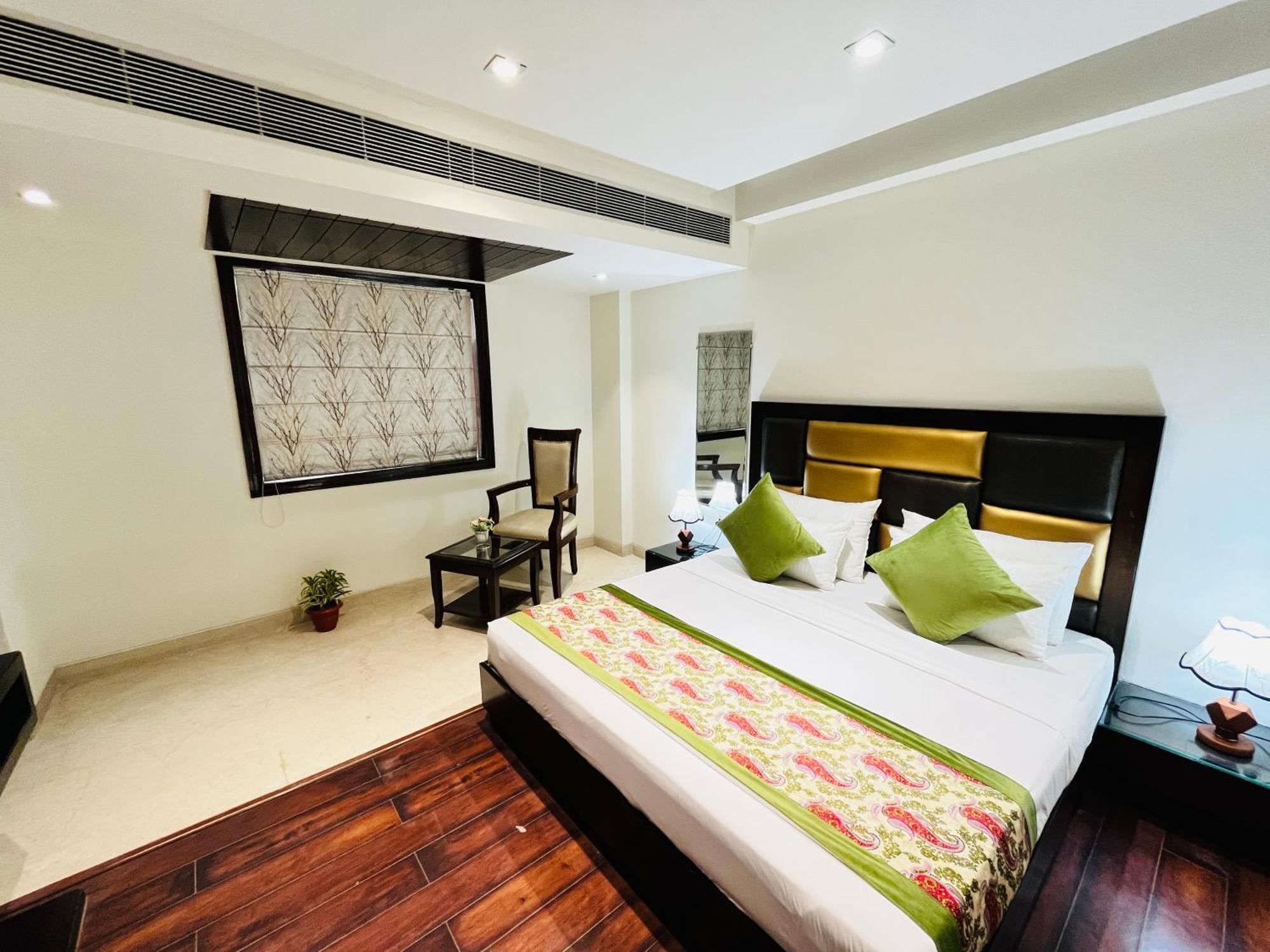 Hotel Aura Ip Grand Karkardooma Metro Station New Delhi Couple Friendly Esterno foto