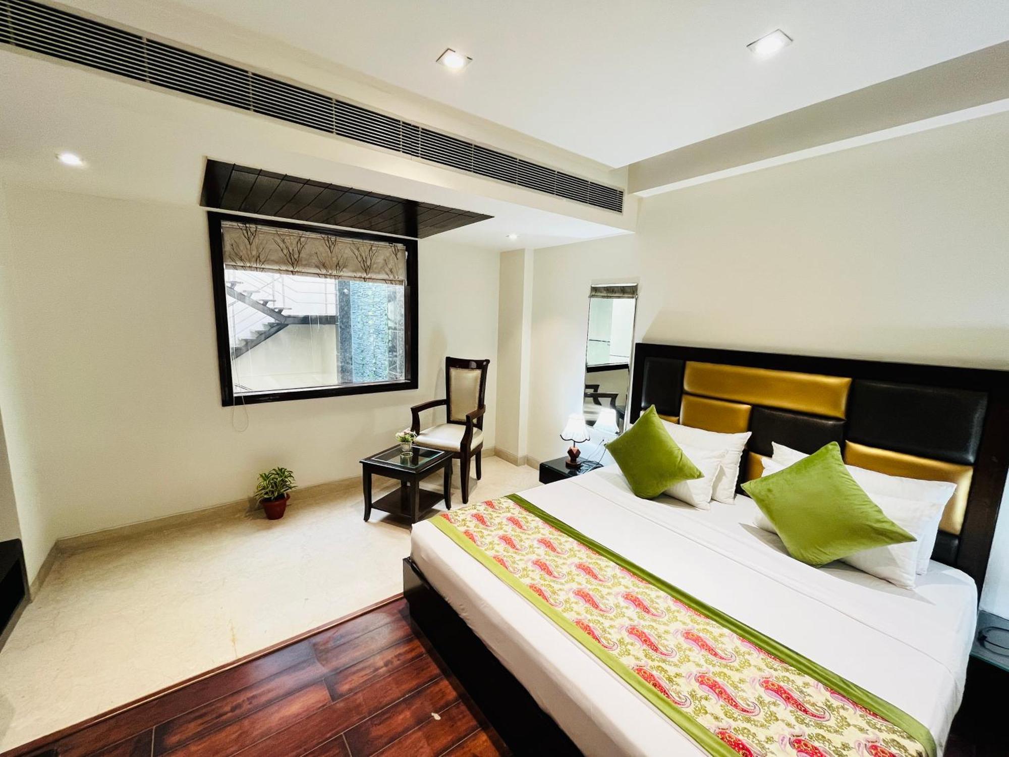 Hotel Aura Ip Grand Karkardooma Metro Station New Delhi Couple Friendly Esterno foto